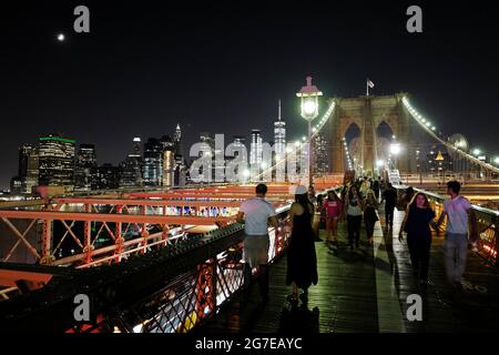 Nachtansicht der Skyline von Manhattan von der Brooklyn Bridge in New York City. Stockfoto