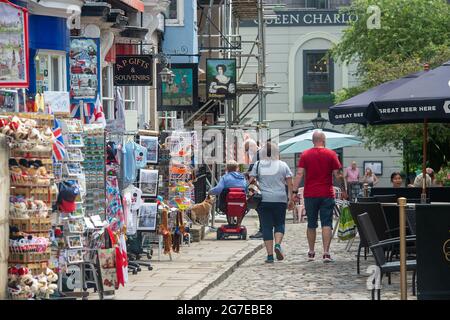 Windsor, Großbritannien. Juli 2021. In den kopfsteingepflasterten Straßen von Windsor ist wieder viel los, und die Touristenläden haben wieder geöffnet. Quelle: Maureen McLean/Alamy Live News Stockfoto