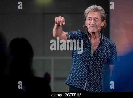 13. Juli 2021, Sachsen-Anhalt, Halle (Saale): Der deutsche Sänger Peter Maffay begrüßt das Publikum bei einer Veranstaltung der Francke-Stiftungen in Halle/Saale. Das Thema des Gesprächs ist das Wohlergehen von Kindern, für die der erfolgreiche Musiker aktiv an verschiedenen Projekten beteiligt ist. Foto: Hendrik Schmidt/dpa-Zentralbild/dpa Stockfoto