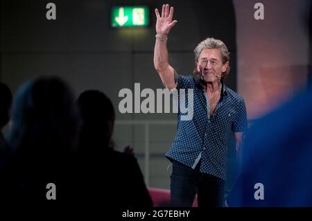 13. Juli 2021, Sachsen-Anhalt, Halle (Saale): Der deutsche Sänger Peter Maffay begrüßt das Publikum bei einer Veranstaltung der Francke-Stiftungen in Halle/Saale. Das Thema des Gesprächs ist das Wohlergehen von Kindern, für die der erfolgreiche Musiker aktiv an verschiedenen Projekten beteiligt ist. Foto: Hendrik Schmidt/dpa-Zentralbild/dpa Stockfoto