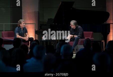 13. Juli 2021, Sachsen-Anhalt, Halle (Saale): Der deutsche Sänger Peter Maffay (l.) spricht mit Reinhard Bärenz, Leiter der Hauptredaktion für Kultur am MDR, bei einer Veranstaltung der Francke-Stiftungen in Halle/Saale. Das Thema des Gesprächs ist das Wohlergehen von Kindern, für die der erfolgreiche Musiker aktiv an verschiedenen Projekten beteiligt ist. Foto: Hendrik Schmidt/dpa-Zentralbild/dpa Stockfoto