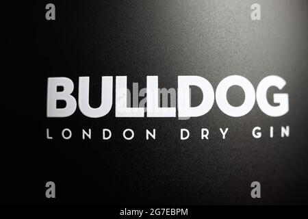 Viersen, Deutschland - Mai 9. 2021: Nahaufnahme des Flaschenlabels mit Logo-Schriftzug des Bulldog london Dry Gin Stockfoto