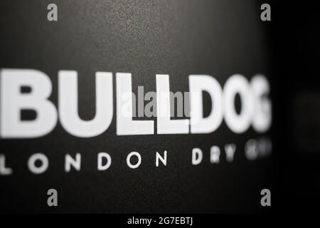 Viersen, Deutschland - Mai 9. 2021: Nahaufnahme des Flaschenlabels mit Logo-Schriftzug des Bulldog london Dry Gin Stockfoto