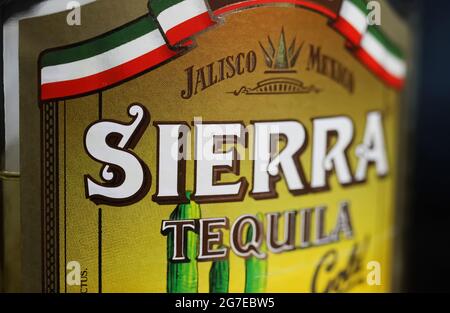 Viersen, Deutschland - Mai 9. 2021: Nahaufnahme des Flaschenlabels mit Logo-Schriftzug des mexikanischen sierra Tequila Stockfoto