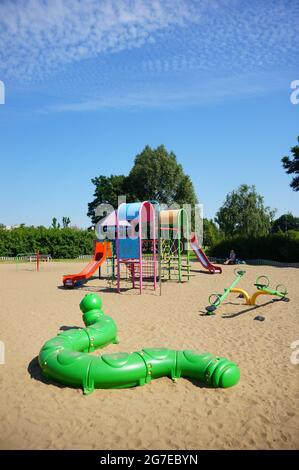 POZNAN, POLEN - 19. Jul 2017: Ein Spielplatz mit bunten Geräten im Jan Pawla Park an einem sonnigen Tag Stockfoto