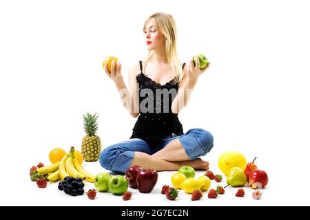 Essen, Obst und gesunde Ernährung - Frau, die gesunde Ernährung wählt Stockfoto