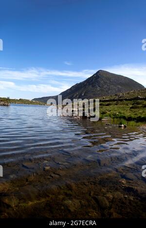Der Berg Pen Yr Ole Wen spiegelte sich im Wasser von Llyn Idwal im Snowdonia National Park, Nordwales. Stockfoto