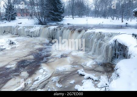 Gefrorener Keila-Joa Wasserfall im Winter. Harjumaa, Estland Stockfoto