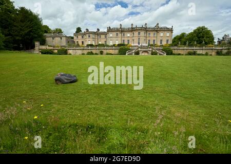 Roboter-Rasenmäher in Aktion im Manderston House, einem Herrenhaus in den schottischen Grenzen. Stockfoto