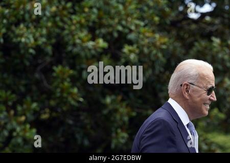 Washington, Usa. Juli 2021. US-Präsident Joe Biden geht vor seiner Abreise auf dem South Lawn des Weißen Hauses in Washington, um am 13. Juli 2021 in Philadelphia, Pennsylvania, eine Stellungnahme zum Schutz des verfassungsmäßigen Stimmrechts abzugeben. Foto von Yuri Gripas/UPI Credit: UPI/Alamy Live News Stockfoto