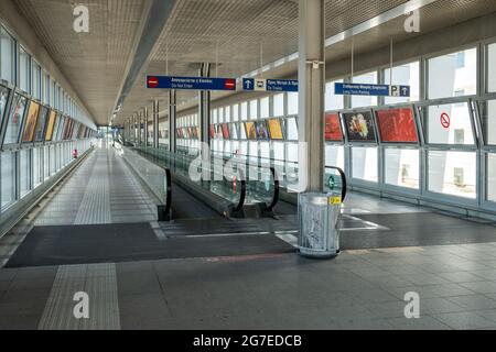 Athen, Griechenland - 1. Oktober 2020: Fahrgastweg am Flughafen Athen Stockfoto