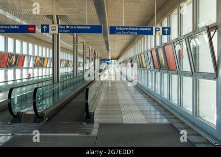 Athen, Griechenland - 1. Oktober 2020: Fahrgastweg am Flughafen Athen Stockfoto