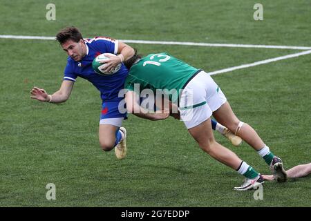 Cardiff, Großbritannien. Juli 2021. Matteo Garcia aus Frankreich wird von Jude Postlewaite aus Irland angegangen. 2021 Six Nations U20 Championship round 5, Ireland V France at the BT Sport Cardiff Arms Park in Cardiff, South Wales on Tuesday 13 July 2021. PIC by Andrew Orchard/Andrew Orchard Sports Photography/Alamy Live News Credit: Andrew Orchard Sports Photography/Alamy Live News Stockfoto