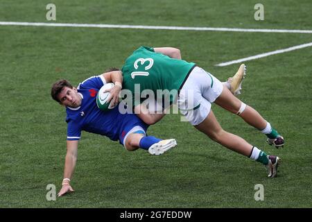 Cardiff, Großbritannien. Juli 2021. Matteo Garcia aus Frankreich wird von Jude Postlewaite aus Irland angegangen. 2021 Six Nations U20 Championship round 5, Ireland V France at the BT Sport Cardiff Arms Park in Cardiff, South Wales on Tuesday 13 July 2021. PIC by Andrew Orchard/Andrew Orchard Sports Photography/Alamy Live News Credit: Andrew Orchard Sports Photography/Alamy Live News Stockfoto