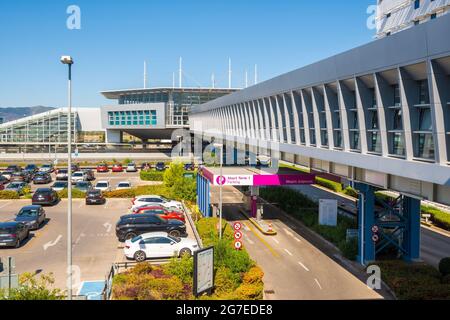 Athen, Griechenland - 1. Oktober 2020: Passagierweg am Internationalen Flughafen Athen Stockfoto