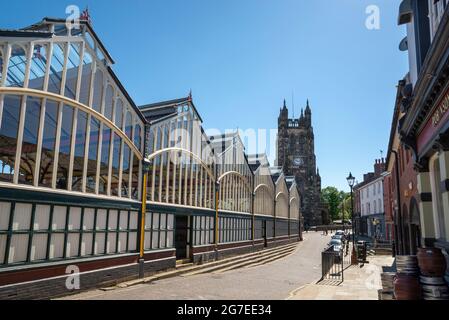 Die alte viktorianische Markthalle und die St. Mary's Kirche im Marktplatz, Stockport, Greater Manchester, England. Stockfoto