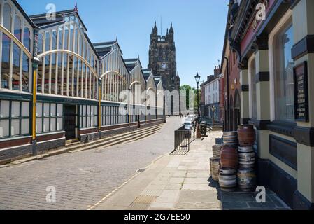 Die alte viktorianische Markthalle und die St. Mary's Kirche im Marktplatz, Stockport, Greater Manchester, England. Stockfoto