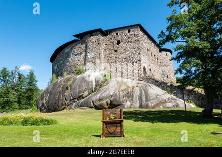 Pranger für Touristenfotos vor dem mittelalterlichen Schloss Raseborg in Raasepori, Finnland Stockfoto