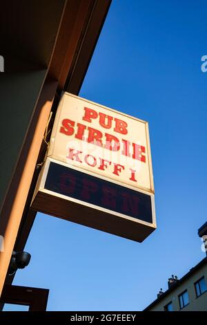 Schild „Pub Sirdie“ im Kallio-Viertel von Helsinki, Finnland Stockfoto