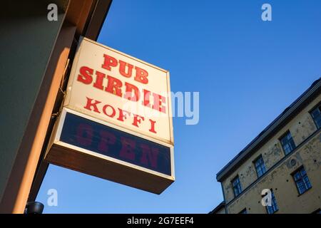 Schild „Pub Sirdie“ im Kallio-Viertel von Helsinki, Finnland Stockfoto