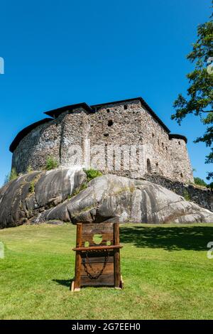 Pranger für Touristenfotos vor dem mittelalterlichen Schloss Raseborg in Raasepori, Finnland Stockfoto