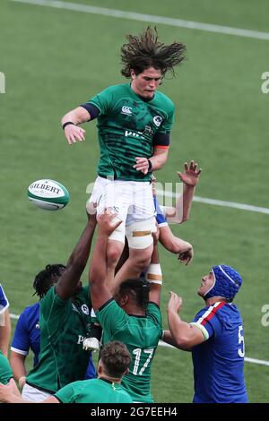 Cardiff, Großbritannien. Juli 2021. Alex Soroko aus Irland springt, um einen Lineout-Ball zu gewinnen. 2021 Six Nations U20 Championship round 5, Ireland V France at the BT Sport Cardiff Arms Park in Cardiff, South Wales on Tuesday 13 July 2021. PIC by Andrew Orchard/Andrew Orchard Sports Photography/Alamy Live News Credit: Andrew Orchard Sports Photography/Alamy Live News Stockfoto