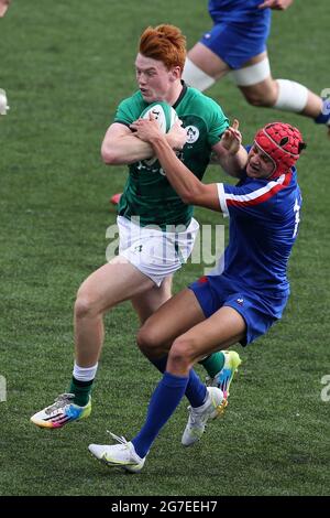 Cardiff, Großbritannien. Juli 2021. Shane Jennings aus Irland wird von Louis Bielle Biarrey aus Frankreich in Angriff genommen. 2021 Six Nations U20 Championship round 5, Ireland V France at the BT Sport Cardiff Arms Park in Cardiff, South Wales on Tuesday 13 July 2021. PIC by Andrew Orchard/Andrew Orchard Sports Photography/Alamy Live News Credit: Andrew Orchard Sports Photography/Alamy Live News Stockfoto