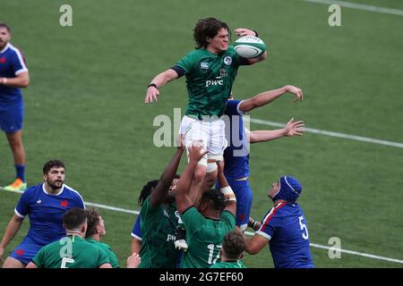 Cardiff, Großbritannien. Juli 2021. Alex Soroko aus Irland springt, um einen Lineout-Ball zu gewinnen. 2021 Six Nations U20 Championship round 5, Ireland V France at the BT Sport Cardiff Arms Park in Cardiff, South Wales on Tuesday 13 July 2021. PIC by Andrew Orchard/Andrew Orchard Sports Photography/Alamy Live News Credit: Andrew Orchard Sports Photography/Alamy Live News Stockfoto