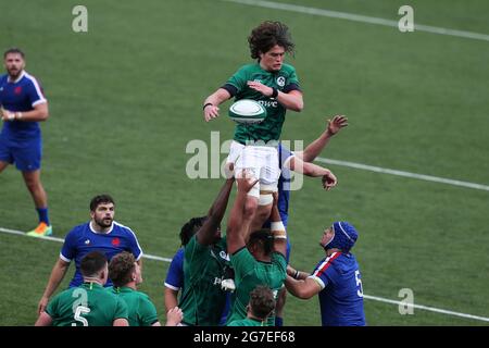 Cardiff, Großbritannien. Juli 2021. Alex Soroko aus Irland springt, um einen Lineout-Ball zu gewinnen. 2021 Six Nations U20 Championship round 5, Ireland V France at the BT Sport Cardiff Arms Park in Cardiff, South Wales on Tuesday 13 July 2021. PIC by Andrew Orchard/Andrew Orchard Sports Photography/Alamy Live News Credit: Andrew Orchard Sports Photography/Alamy Live News Stockfoto