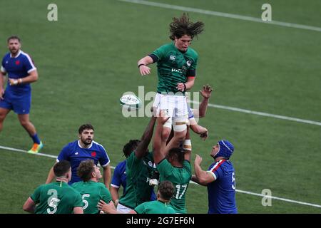 Cardiff, Großbritannien. Juli 2021. Alex Soroko aus Irland springt, um einen Lineout-Ball zu gewinnen. 2021 Six Nations U20 Championship round 5, Ireland V France at the BT Sport Cardiff Arms Park in Cardiff, South Wales on Tuesday 13 July 2021. PIC by Andrew Orchard/Andrew Orchard Sports Photography/Alamy Live News Credit: Andrew Orchard Sports Photography/Alamy Live News Stockfoto