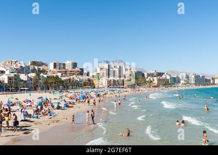 Villlajoyosa Spanien - 25 2016. August; überfüllter Strand im Sommer mediterrane Szenen Urlauber Sonnenbaden und Schwimmen Stockfoto