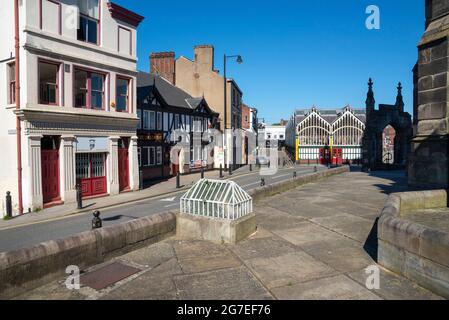 Blick von der St. Mary's Church auf den Stockport Market Place. Die alte viktorianische Markthalle auf der rechten Seite. Greater Manchester, England. Stockfoto