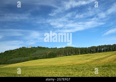 Fatlips Castle, eine Ikone der schottischen Grenzen, thront auf den Minto Crags mit Blick über Teviotdale, vorbei an Denholm und Bedrule, auf den berühmten Ruberslaw-Hügel. Stockfoto