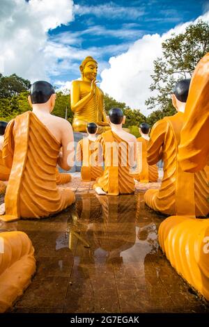 Wat Chak Yai Tempel, goldener buddha und Hunderte von Mönchen, in Chanthaburi, Thailand Stockfoto