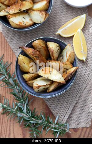 Kartoffelkeile mit Rosmarin als Snack Stockfoto