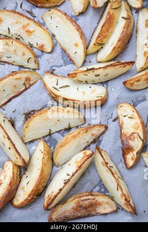 Kartoffelkeile mit Rosmarin als Snack Stockfoto
