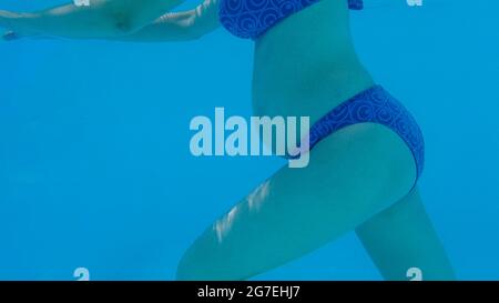 Schwanger Bauch unter Wasser. Kaukasische Frau. Stockfoto