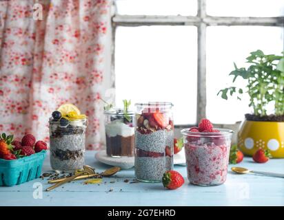 Chia-Töpfe, Schokolade, Himbeere, Zitrone und Mandel Stockfoto