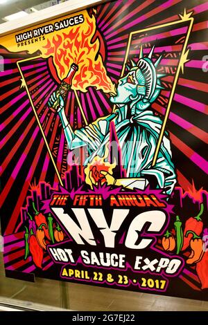 Das Plakat für die NYC Hot Sauce Expo 2017 wurde im Brooklyn Expo Center gehalten. Viele Hersteller von heißer Sauce teilen Proben ihrer Produkte. Stockfoto