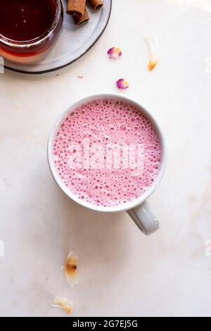 Beet Root Latte – super powered mit Rübenwurzelkristallen Stockfoto