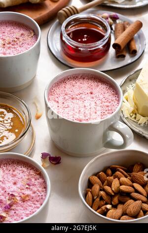 Beet Root Latte – super powered mit Rübenwurzelkristallen Stockfoto