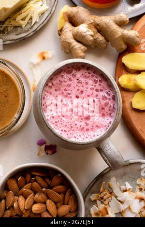 Beet Root Latte – super powered mit Rübenwurzelkristallen Stockfoto