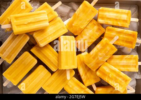 Mango Lassi Popsciles gestapelt Stockfoto