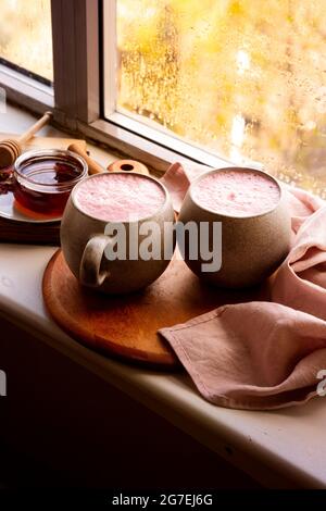 Beet Root Latte – super powered mit Rübenwurzelkristallen Stockfoto