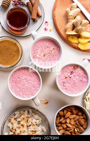 Beet Root Latte – super powered mit Rübenwurzelkristallen Stockfoto