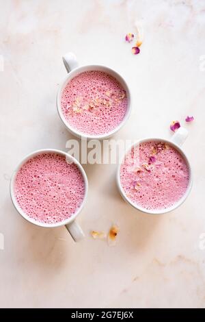 Beet Root Latte – super powered mit Rübenwurzelkristallen Stockfoto