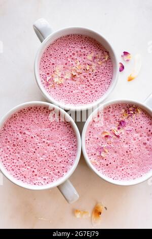 Beet Root Latte – super powered mit Rübenwurzelkristallen Stockfoto