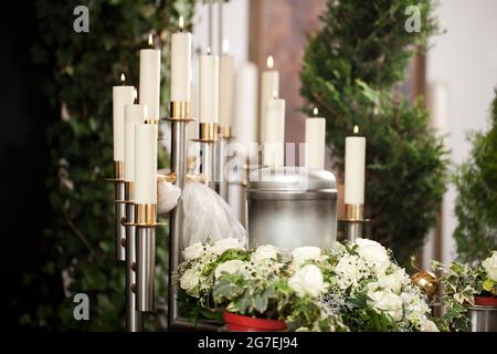 Religion, Tod und Dolor - Urne Bestattung und Friedhof Stockfoto