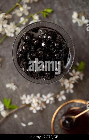 Eine Schüssel mit dunklen Maraschino-Cocktailkirschen in Sirup Stockfoto