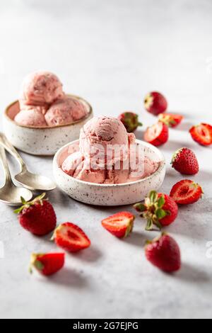 Erdbeereis mit frischen Erdbeeren Stockfoto